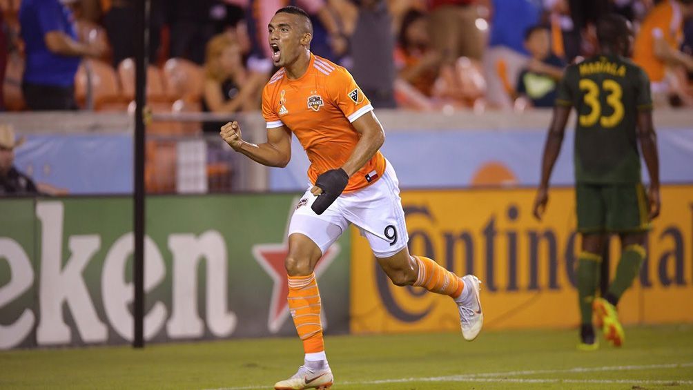 Mauro Manotas festeja un gol con Houston Dynamo