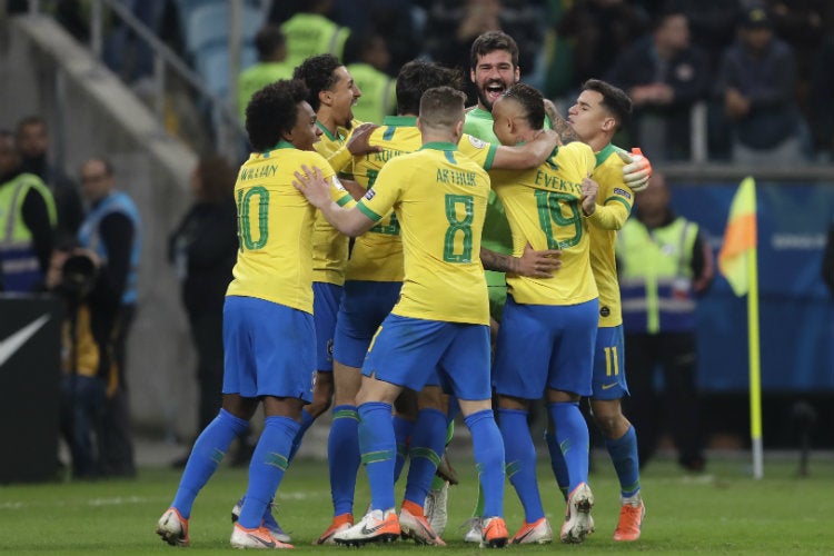 Jugadores de Brasil se reúnen con Alisson para festejar pase a 'Semis'