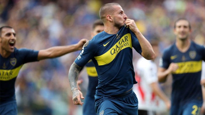 Benedetto festejando un gol con Boca 