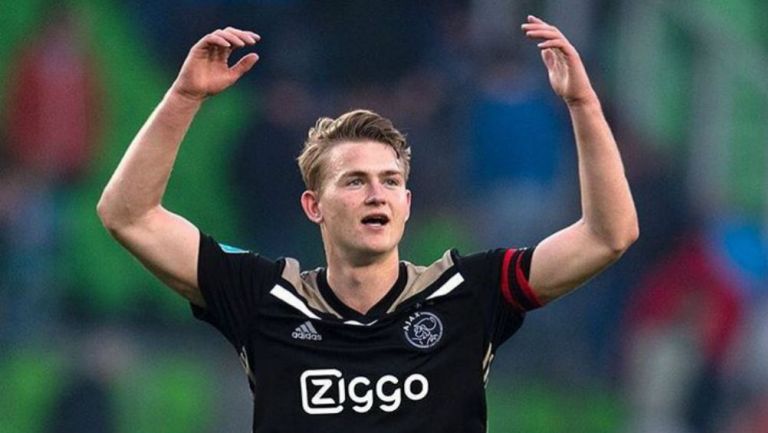 Matthijs de Ligt levanta los brazos en un juego del Ajax 