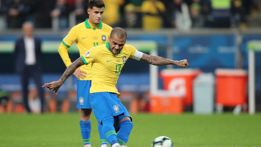 Dani Alves cobra un tiro libre ante Paraguay 