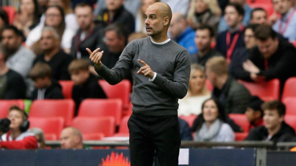 Guardiola dirigiendo un partido del Manchester City 