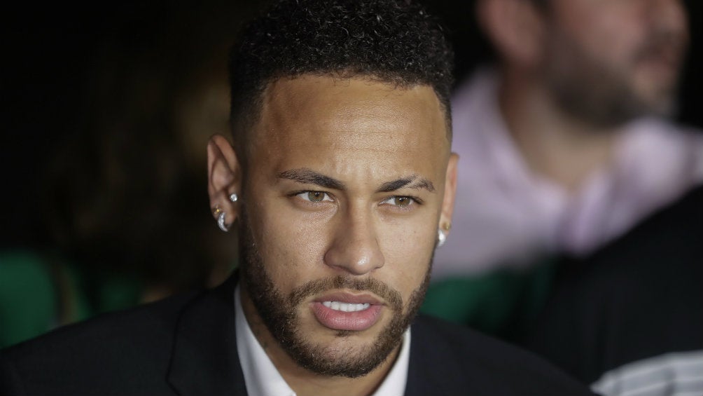 Neymar tras dar declaraciones a la policía en Brasil 