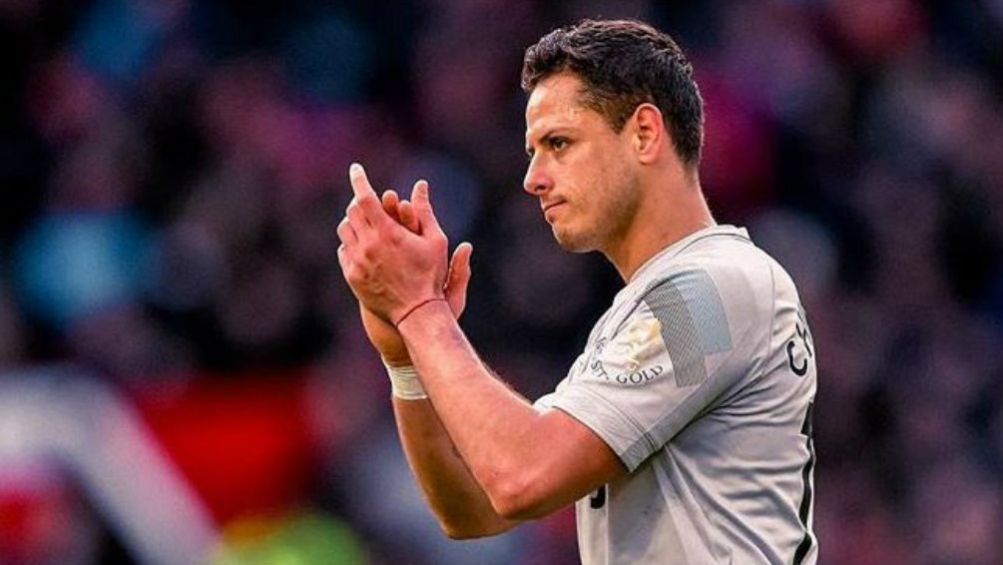 Chicharito aplaude en un juego con lo Hammers