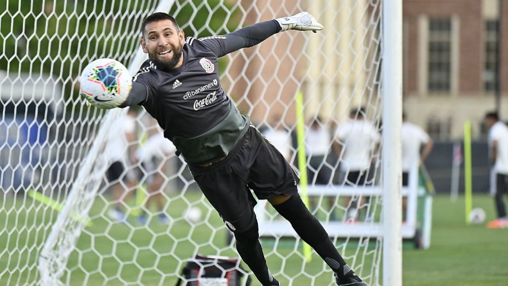 Jonathan Orozco se lanza en un entrenamiento con el Tri