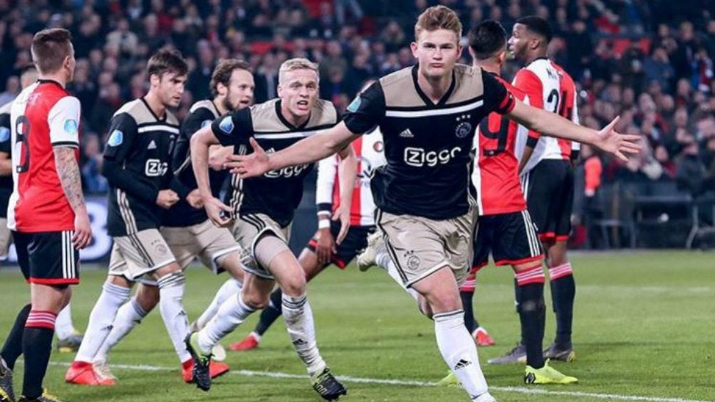 Matthijs de Ligt festeja un gol con el Ajax