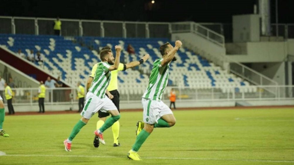 Jugadores del Feronikeli celebran triunfo contra Santa Coloma