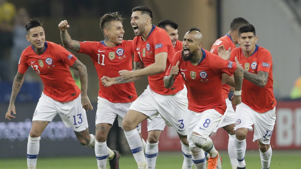 Jugadores de Chile celebran triunfo contra Colombia