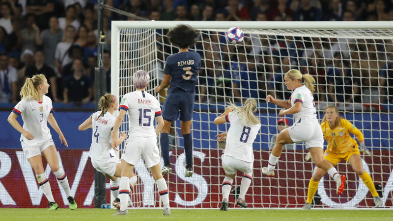 Renard cabecea a gol frente a la meta de Estados Unidos