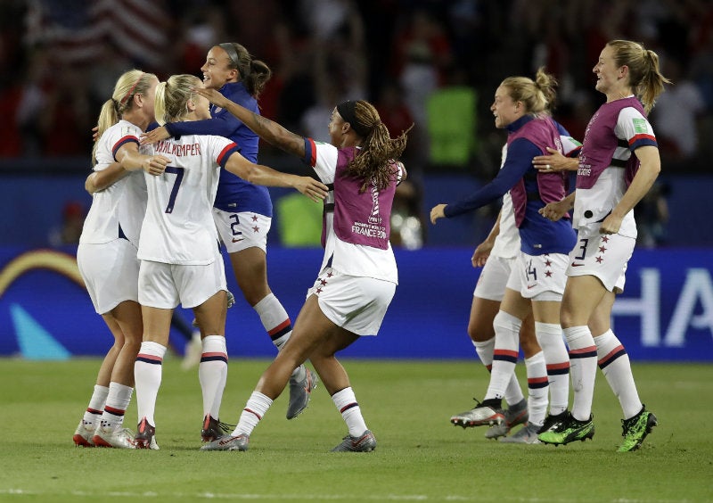 Festejo de jugadoras de EU tras vencer a Francia