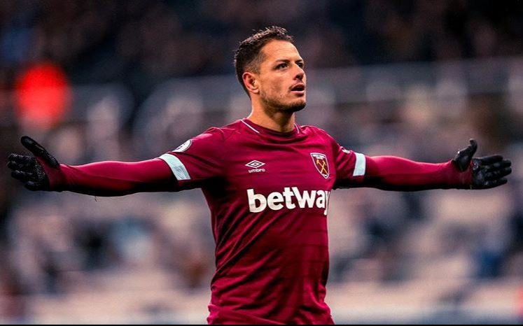 Chicharito festeja un gol con los Hammers