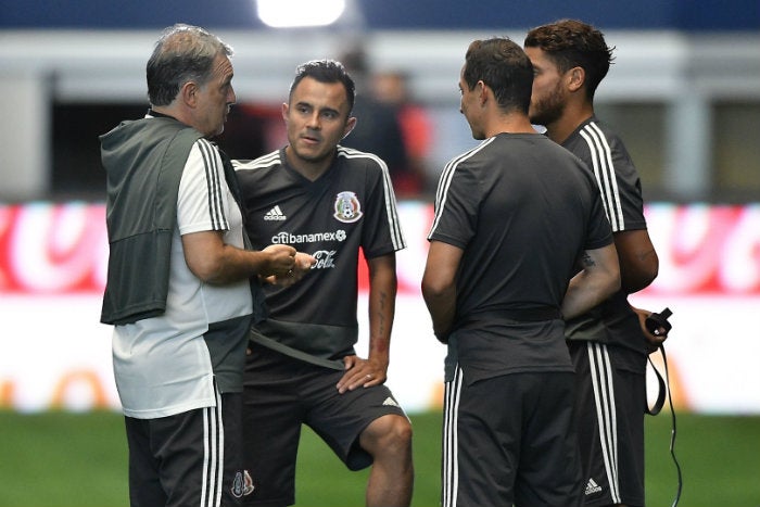 Jugadores del Tri y Martino en entrenamiento 