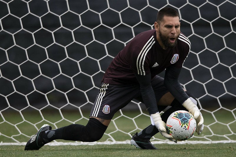 Orozco detiene un balón en una práctica del Tri