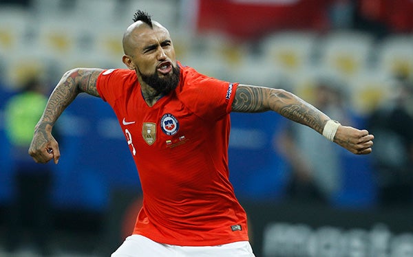 Arturo Vidal festeja el gol que le anuló el VAR 