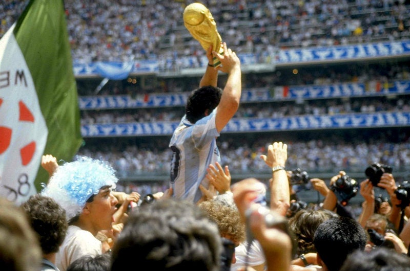 Diego Maradona festeja con la Copa del Mundo de 1986