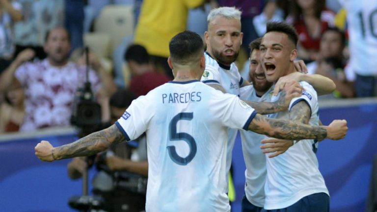 Lautaro Martinez festeja con sus compañeros su gol vs Venezuela 