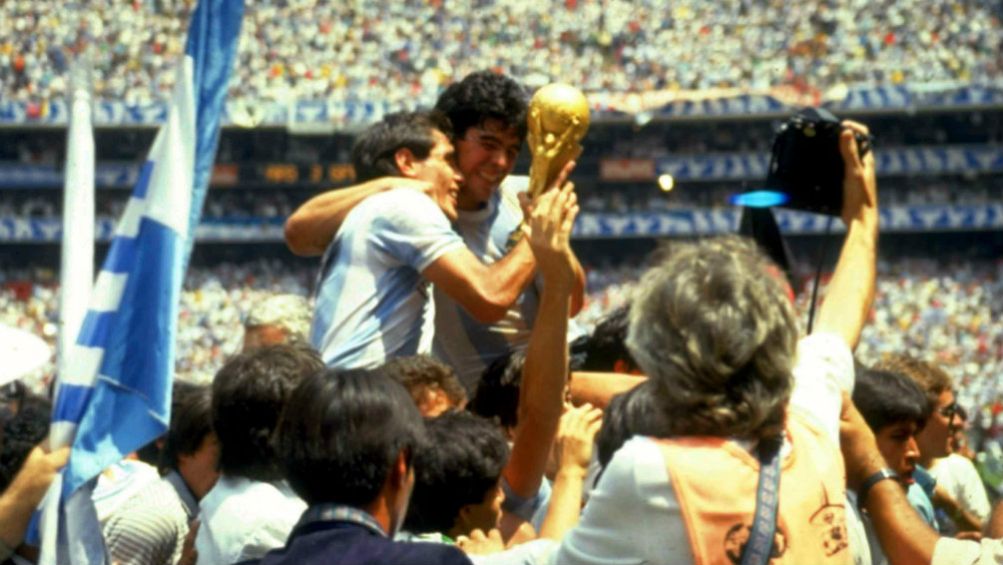 Maradona levanta la Copa de Mundo en México 1986