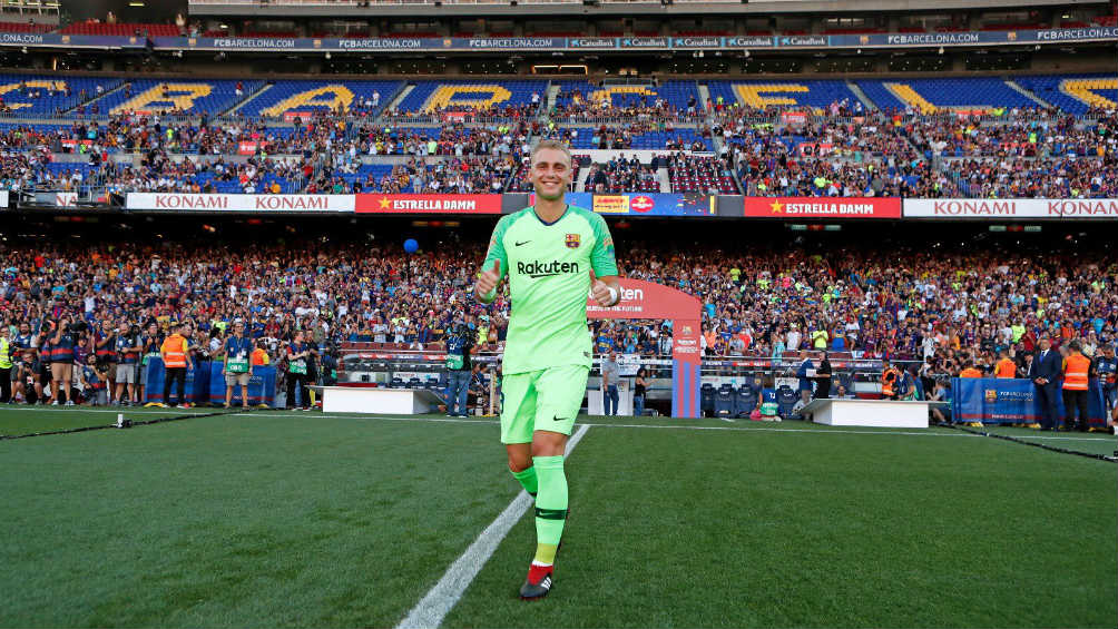 Cillessen camina en el Camp Nou 