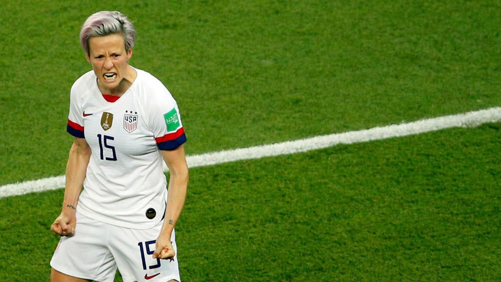 Rapinoe festeja una anotación con la Selección de las Barras y las Estrellas