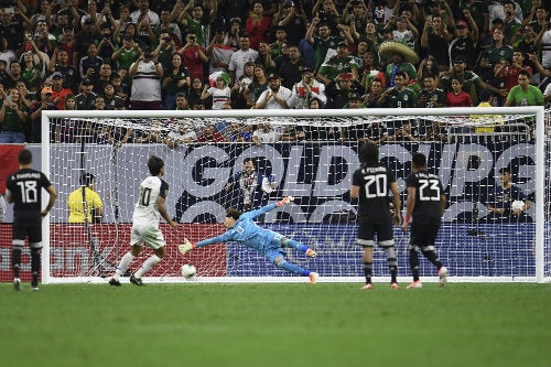 Momento en el que Bryan Ruiz anota el gol del empate 