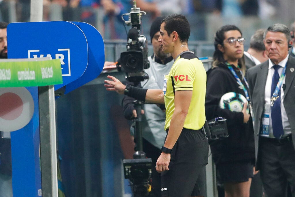 Andrés Rojas observa el monitor del VAR durante la Copa América