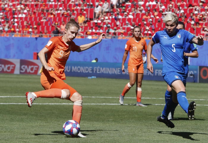 Miedema y Linari durante el partido de Cuartos de Final