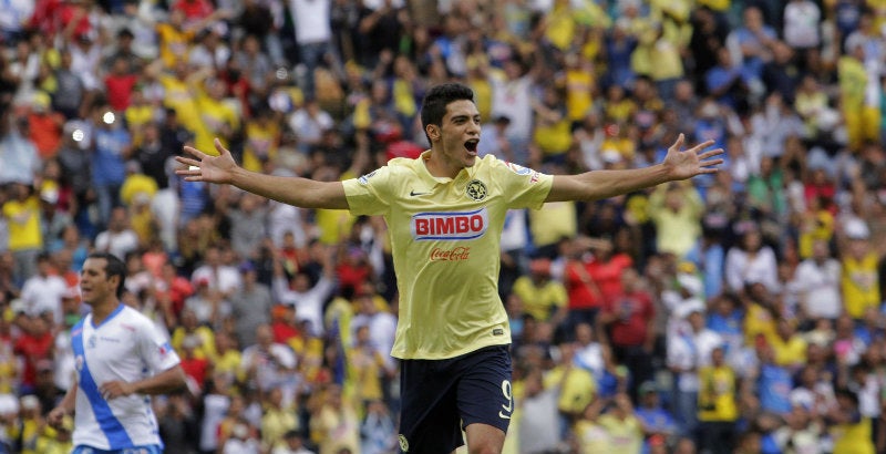 Jiménez festeja un gol con América en 2014