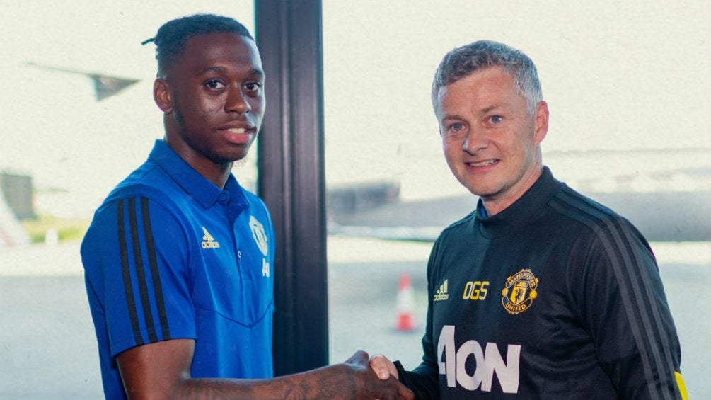 Wan-Bissaka posa junto a Ole Gunnar Solskjaer