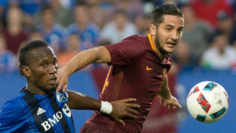 Kostas Manolas en una jugada dividida con Drogba