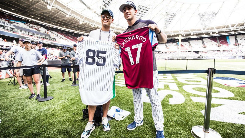 Chicharito intercambiado camiseta con Luis Cessa