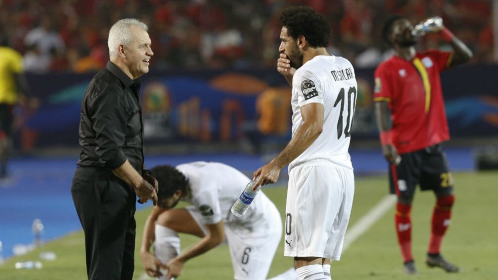 Javier Aguirre habla con Mohamed Salah el Uganda vs Egipto