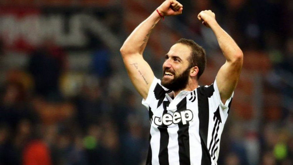 Gonzalo Higuaín celebra una anotación frente al Milan