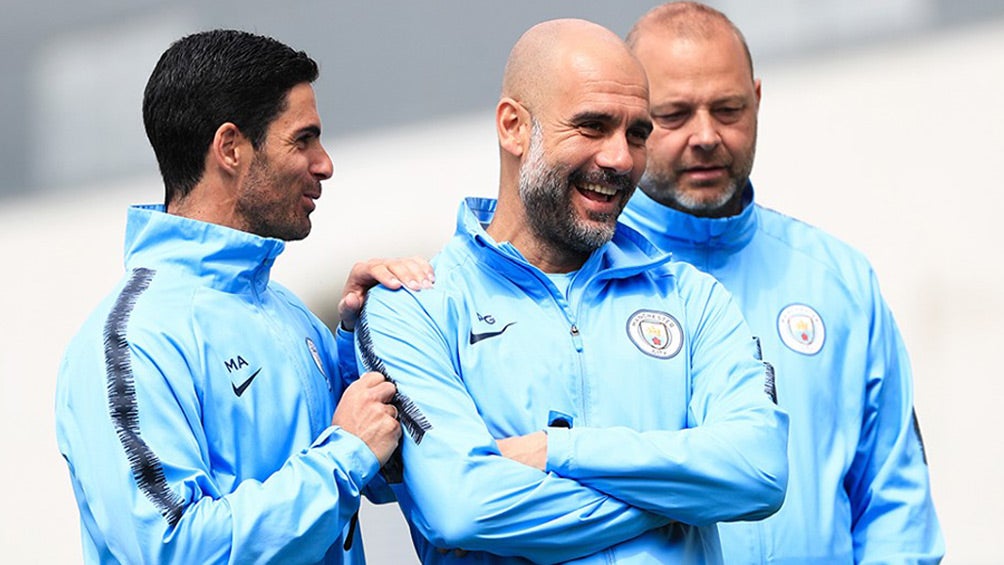 Pep Guardiola (c), durante un entrenamiento con el Manchester City