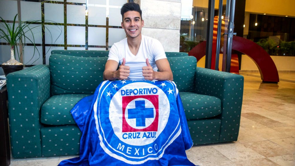 Pol Fernández posa para RÉCORD con bandera de Cruz Azul