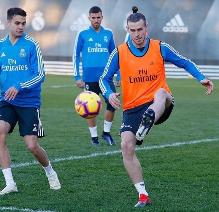 Bale controla el balón en una práctica con el Real Madrid