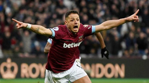 Chicharito durante un partido con el conjunto hammer