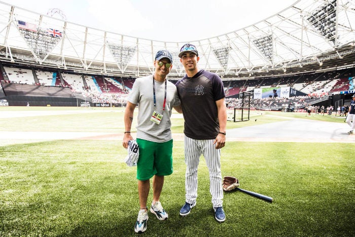 Chicharito y Luis Cessa antes del juego de la MLB