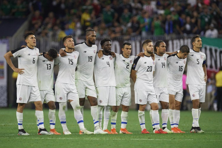 Jugadores de Costa Rica observan la tanda de penaltis vs México