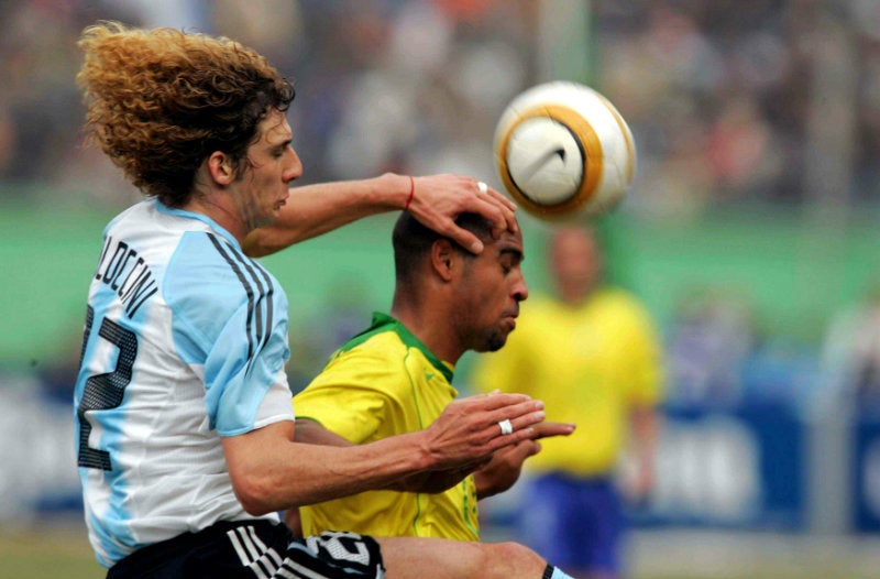 Coloccini y Ribeiro disputan un balón en la Final de Perú 2004