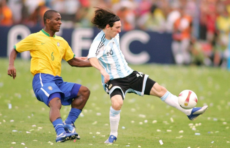 Gilberto marca a Messi en la Final de la Copa América 2007