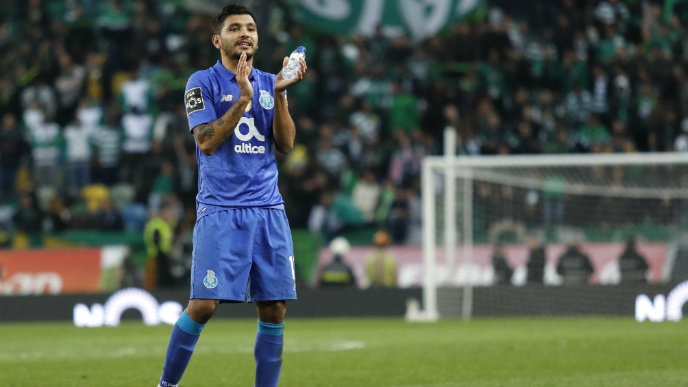 Tecatito Corona durante un partido con el Porto 