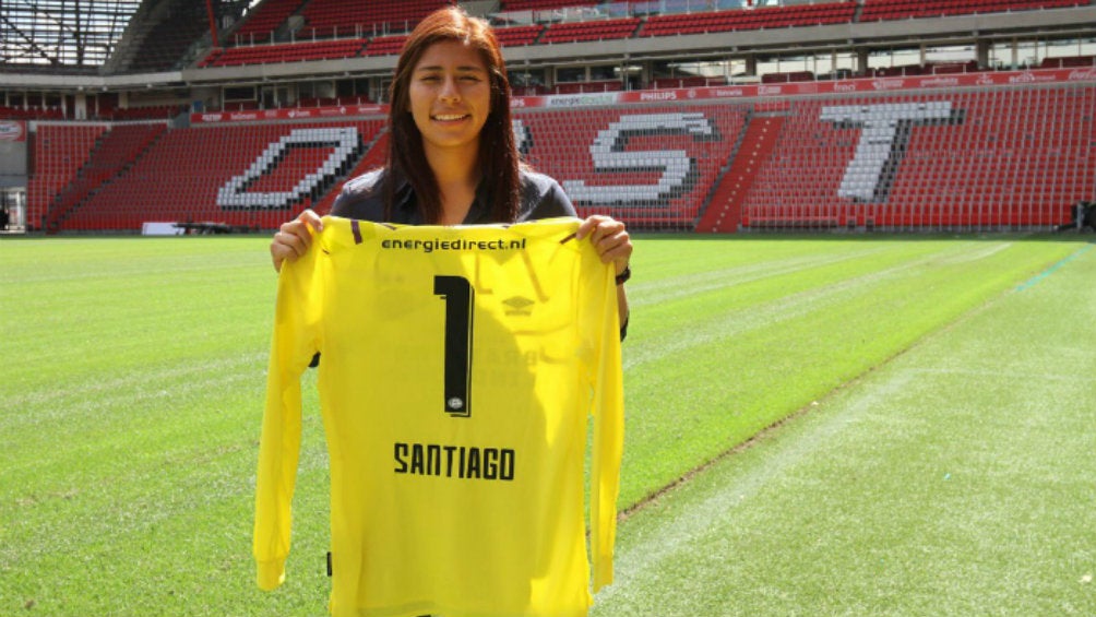 Cecilia Santiago posando con su camiseta 