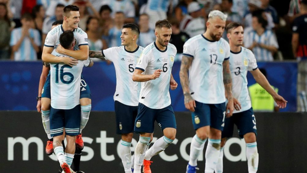 Lo Celso festeja con sus compañeros su gol vs Venezuela