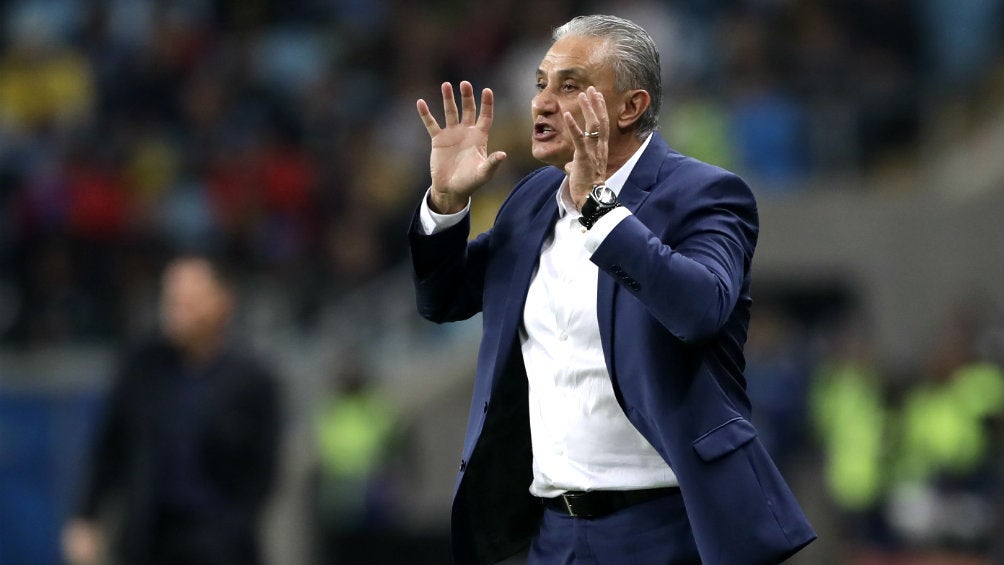 Tite dirige a sus pupilos en un encuentro ante Paraguay 