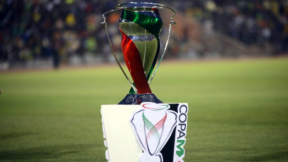 Trofeo de Copa MX disputado entre América y Bravos 