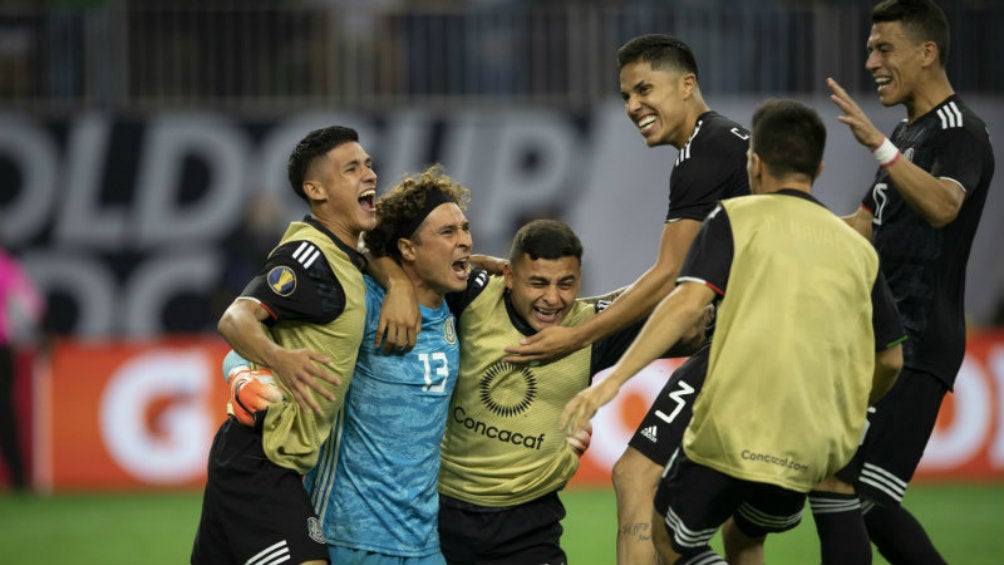 Ochoa festeja con sus compañeros tras detener penalti a Costa Rica