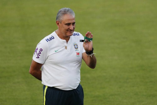 Tite durante un entrenamiento con Brasil 