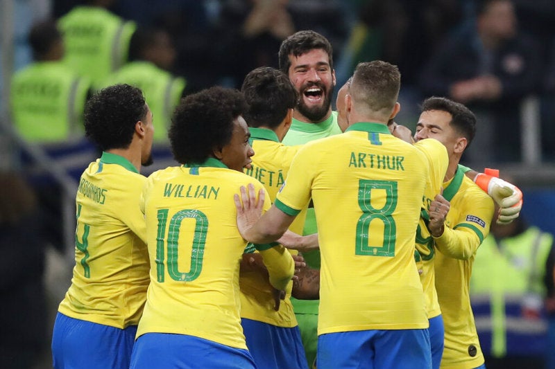 Alisson festeja con sus compañeros de la selección de Brasil