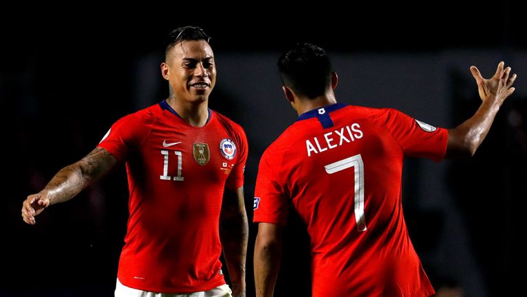 Vargas celebra una anotación con La Roja