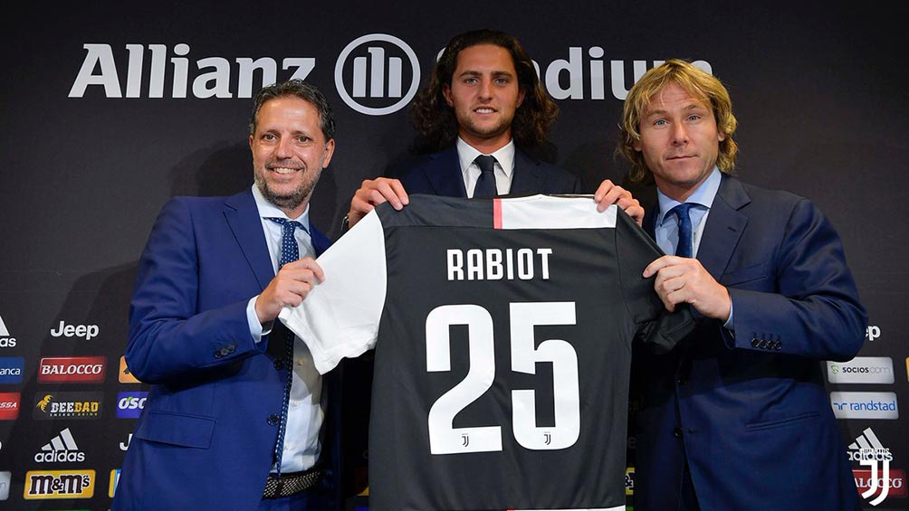 Adrien Rabiot posa con el jersey de la Juventus